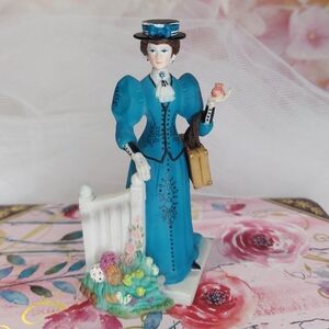 2009 Avon Presidents Club Mrs Albee Awards 3.5 inch Collectible Mini Figurine
